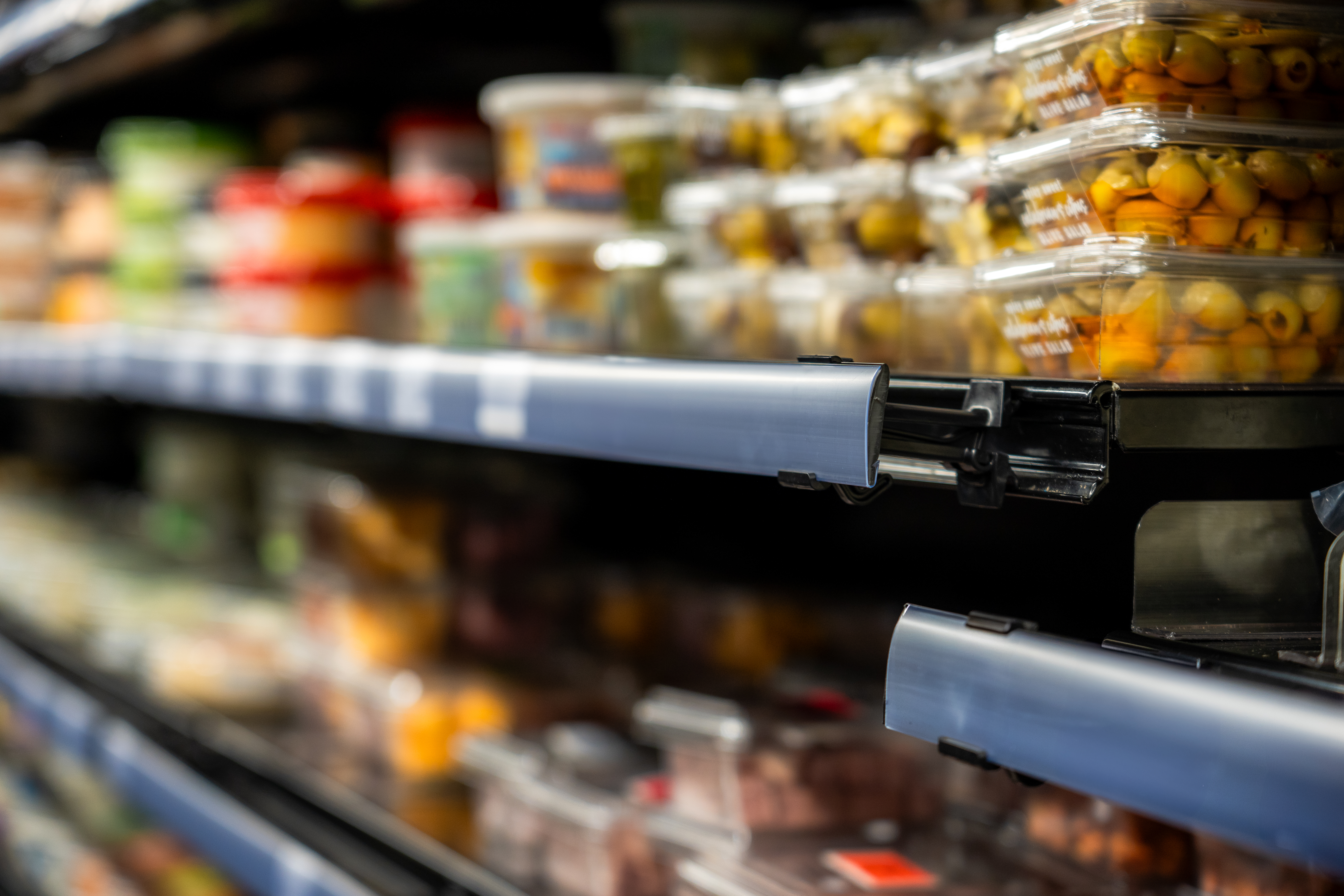 Aerofoil shelf edge technology installed in a grocery refrigerated case